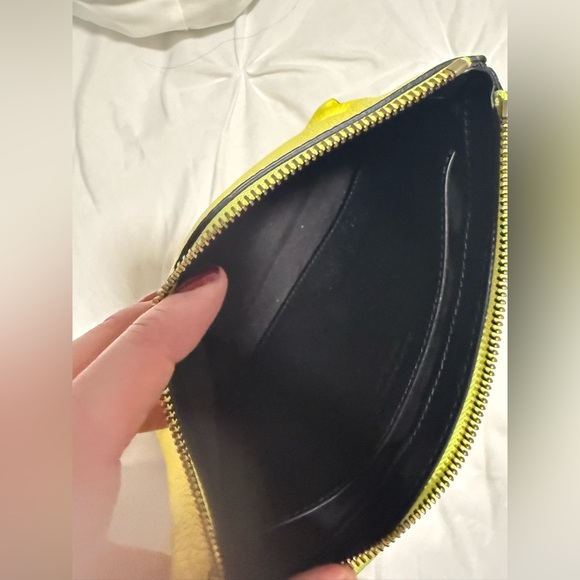Burberry Signature Grain Neon Yellow Bag - Picture 3 of 3